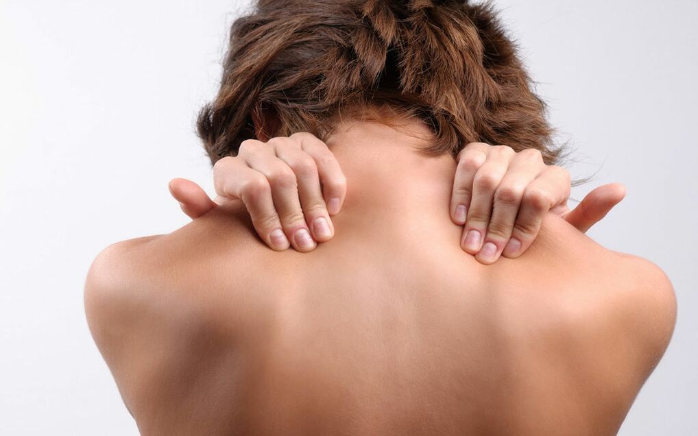 pain under the left shoulder from behind from behind photo 2