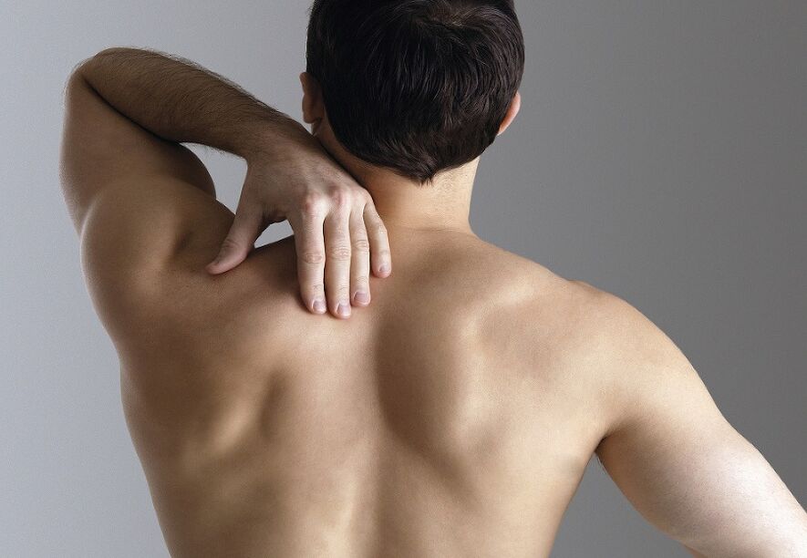 pain under the left shoulder from behind from behind photo 3